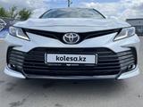 Toyota Camry 2021 года за 15 500 000 тг. в Уральск – фото 2