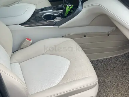 Toyota Camry 2019 года за 13 300 000 тг. в Астана – фото 19