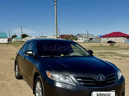 Toyota Camry 2010 года за 8 000 000 тг. в Актобе – фото 2