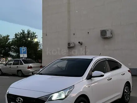 Hyundai Accent 2022 года за 8 500 000 тг. в Атырау – фото 2