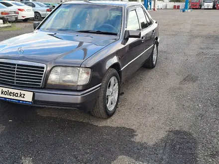 Mercedes-Benz E 220 1994 года за 2 050 000 тг. в Павлодар – фото 4