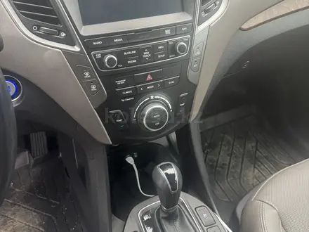 Hyundai Santa Fe 2017 года за 8 000 000 тг. в Актобе – фото 9