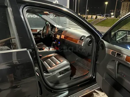 Volkswagen Touareg 2006 года за 5 000 000 тг. в Астана – фото 17