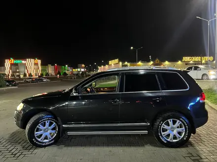 Volkswagen Touareg 2006 года за 5 000 000 тг. в Астана – фото 2