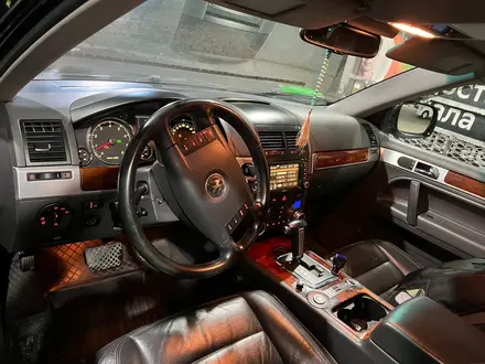 Volkswagen Touareg 2006 года за 5 000 000 тг. в Астана – фото 9
