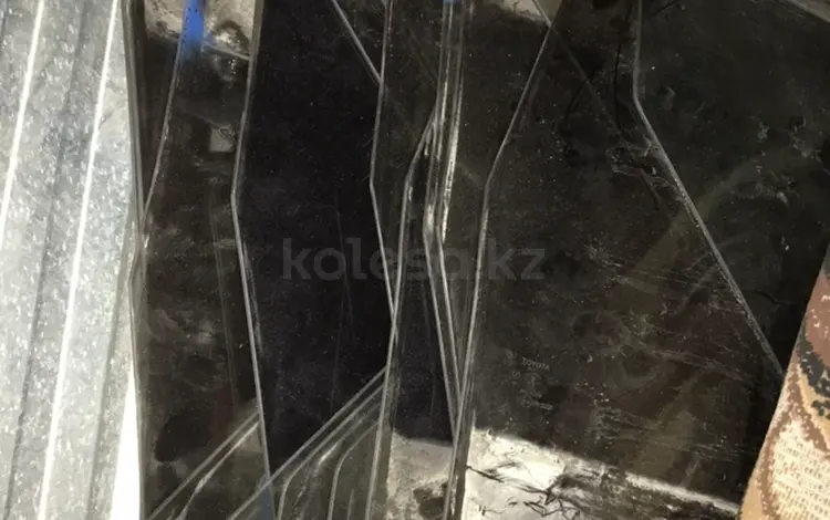 Toyota Ipsum дверные стекла. Б/у оригинал за 10 000 тг. в Алматы