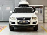 Volkswagen Touareg 2007 года за 6 790 000 тг. в Алматы – фото 2