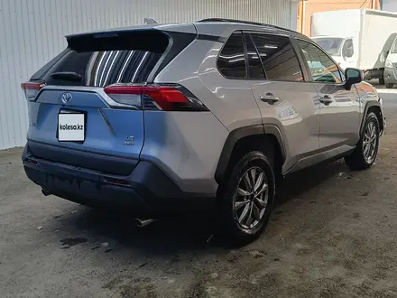 Toyota RAV4 2021 года за 9 139 900 тг. в Актобе – фото 5