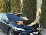 Toyota Camry 2023 года за 18 500 000 тг. в Алматы – фото 2