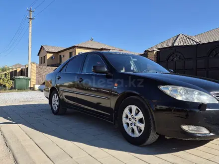 Toyota Camry 2003 года за 6 100 000 тг. в Актобе – фото 2