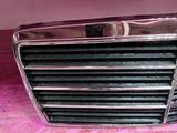 Решетка радиатора Mercedes Benz W124E (1993-1997) за 17 000 тг. в Астана – фото 4