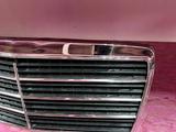 Решетка радиатора Mercedes Benz W124E (1993-1997) за 17 000 тг. в Астана – фото 2