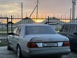 Mercedes-Benz E 320 1991 года за 2 050 000 тг. в Жетысай – фото 2