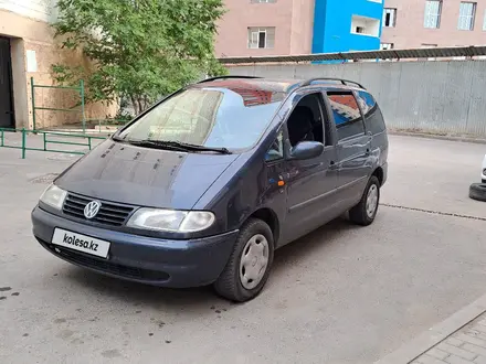 Volkswagen Sharan 1996 года за 3 200 000 тг. в Астана