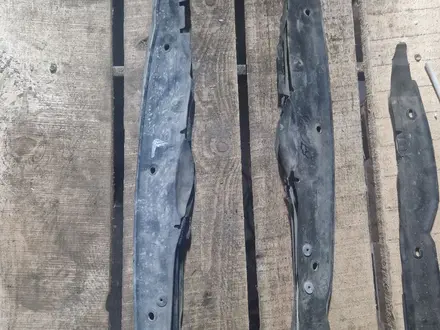 Пыльник уплотнитель накладка на переднее крыло за 5 005 тг. в Алматы