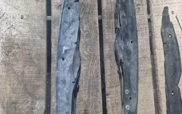 Пыльник уплотнитель накладка на переднее крыло за 5 005 тг. в Алматы