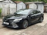 Toyota Camry 2018 года за 14 000 000 тг. в Алматы – фото 2