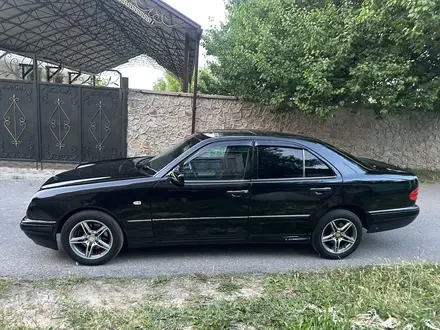 Mercedes-Benz E 320 1997 года за 2 500 000 тг. в Шымкент – фото 2