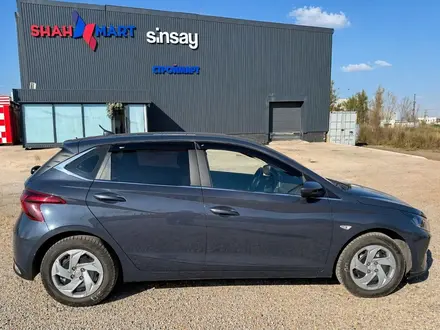 Hyundai i20 2023 года за 6 890 000 тг. в Караганда – фото 2