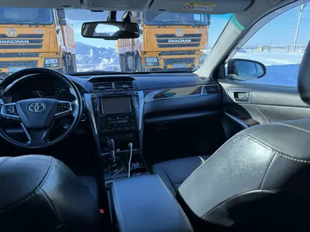 Toyota Camry 2015 года за 12 800 000 тг. в Актобе – фото 5