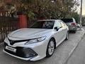 Toyota Camry 2018 года за 13 400 000 тг. в Атырау – фото 2