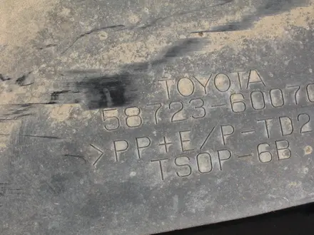 Пыльник заднего бампера правый Toyota Land Cruiser 200 за 10 000 тг. в Караганда – фото 2