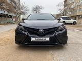 Toyota Camry 2021 года за 15 500 000 тг. в Актау – фото 2