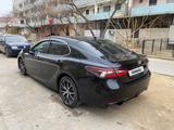 Toyota Camry 2021 года за 15 500 000 тг. в Актау – фото 3