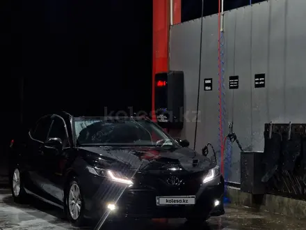 Toyota Camry 2019 года за 13 200 000 тг. в Алматы – фото 2