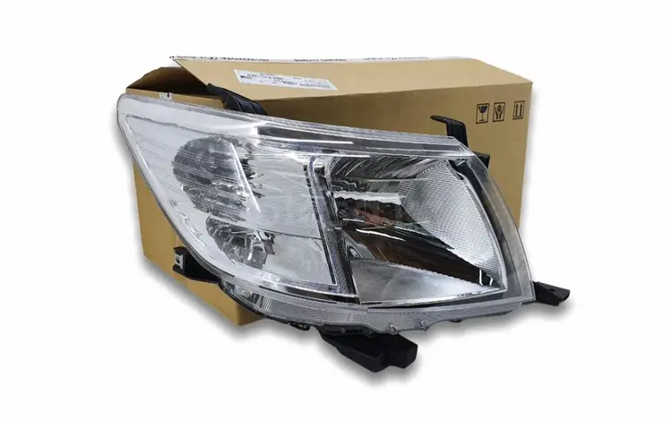 Фара передняя правая/левая Toyota Hilux за 106 600 тг. в Алматы