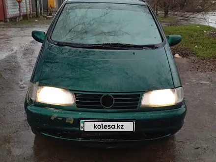 Volkswagen Sharan 1996 года за 1 500 000 тг. в Алматы – фото 4