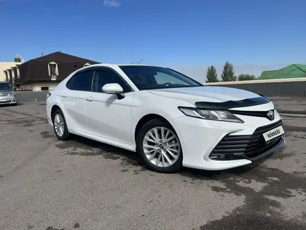 Toyota Camry 2021 года за 13 850 000 тг. в Алматы