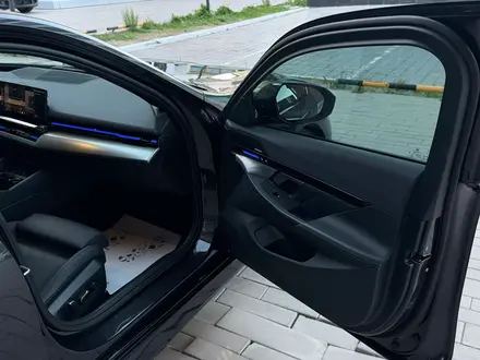 BMW 520 2024 года за 33 900 000 тг. в Астана – фото 19