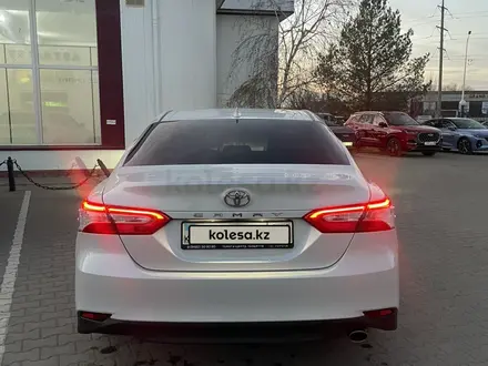 Toyota Camry 2020 года за 13 500 000 тг. в Актобе – фото 11