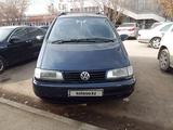 Volkswagen Sharan 1997 годаfor2 200 000 тг. в Кызылорда