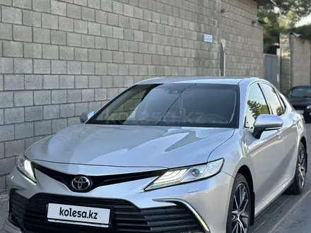 Toyota Camry 2023 года за 19 300 000 тг. в Алматы