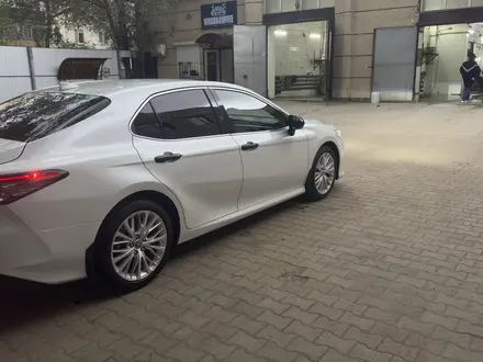Toyota Camry 2020 года за 11 500 000 тг. в Актобе – фото 4