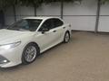 Toyota Camry 2020 года за 11 500 000 тг. в Актобе – фото 2