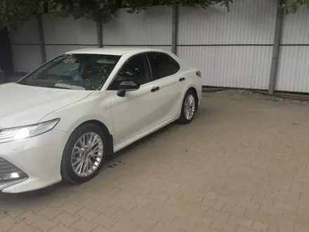 Toyota Camry 2020 года за 11 500 000 тг. в Актобе – фото 2