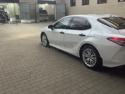 Toyota Camry 2020 года за 11 500 000 тг. в Актобе – фото 3