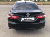 Toyota Camry 2021 года за 14 900 000 тг. в Актобе – фото 4