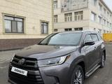 Toyota Highlander 2018 года за 17 000 000 тг. в Атырау