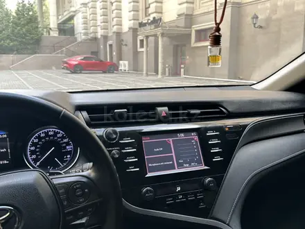 Toyota Camry 2019 года за 10 500 000 тг. в Алматы – фото 30