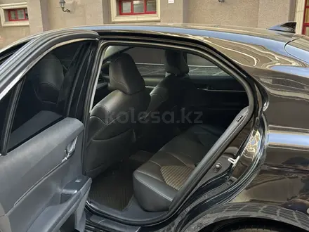 Toyota Camry 2019 года за 10 500 000 тг. в Алматы – фото 38