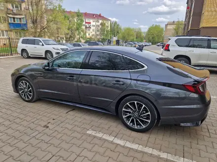 Hyundai Sonata 2022 года за 13 500 000 тг. в Уральск – фото 2