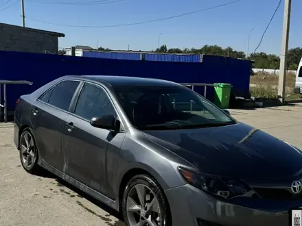 Toyota Camry 2013 года за 9 000 000 тг. в Актобе – фото 2