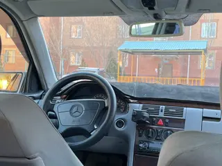 Mercedes-Benz E 240