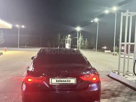 Toyota Camry 2018 года за 11 800 000 тг. в Костанай – фото 2