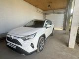 Toyota RAV4 2021 года за 16 700 000 тг. в Уральск – фото 2