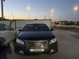 Toyota Camry 2013 года за 9 000 000 тг. в Атырау – фото 2